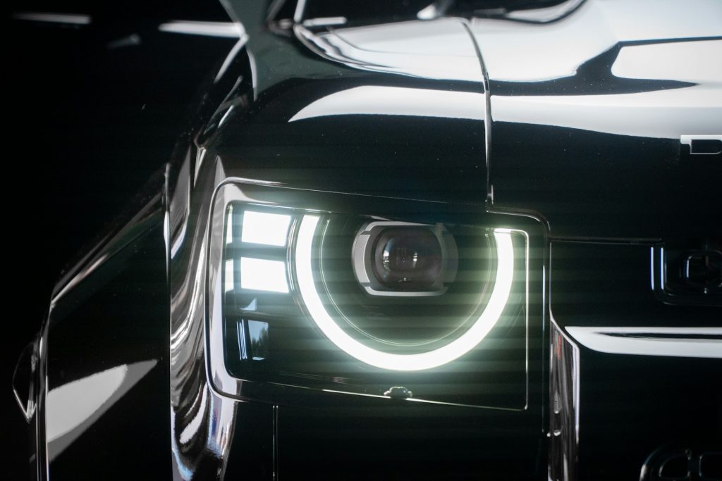 Reflektor LED czarnego samochodu